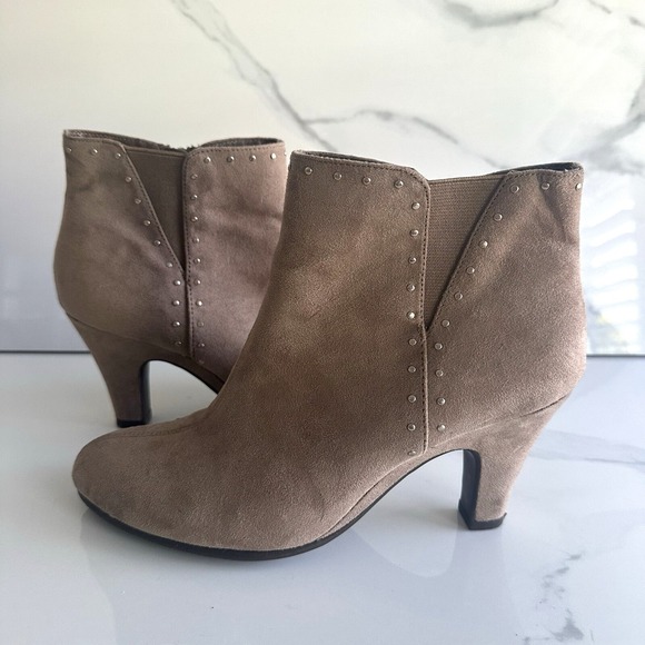 Aerosoles Grapeseed Faux Suede Studded Ankle Booties Women's Size 7 Taupe - Picture 3 of 15